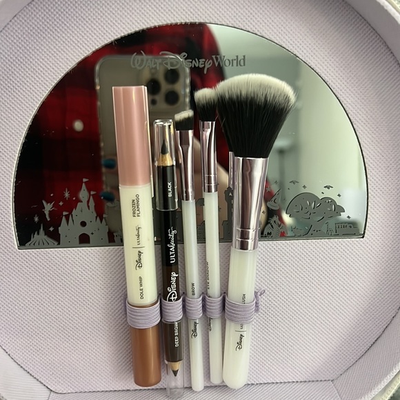 Exclusive Disney Beauty Box Epcot - Picture 6 of 9